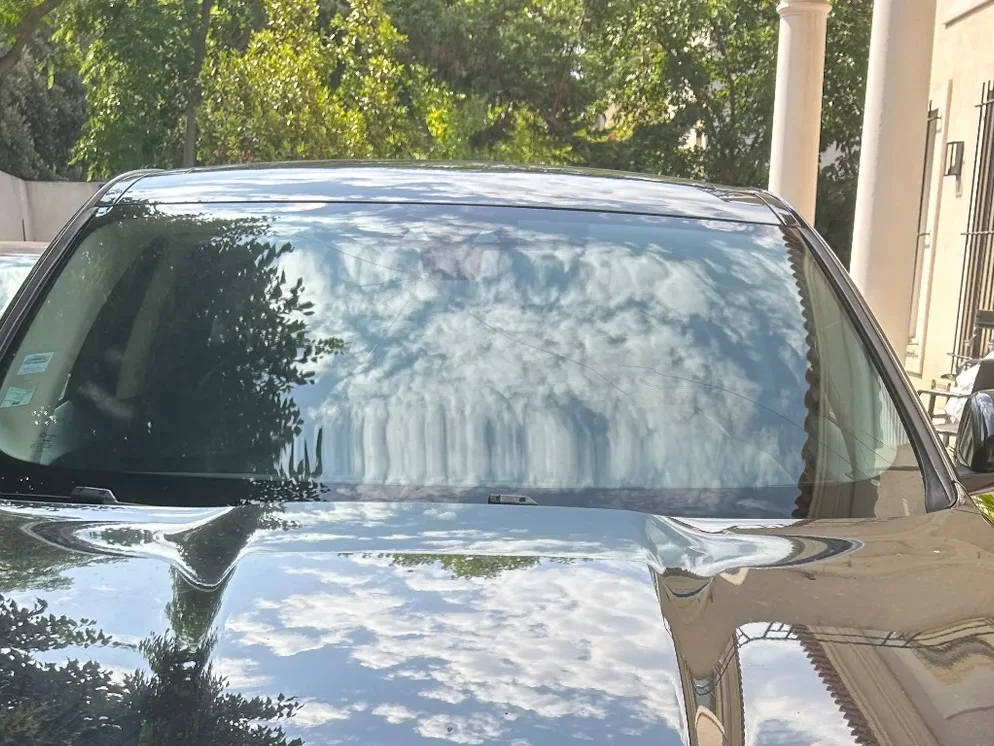 Jaguar avec pare-brise neuf après intervention à domicile Jaguar avec pare-brise neuf après intervention à domicile