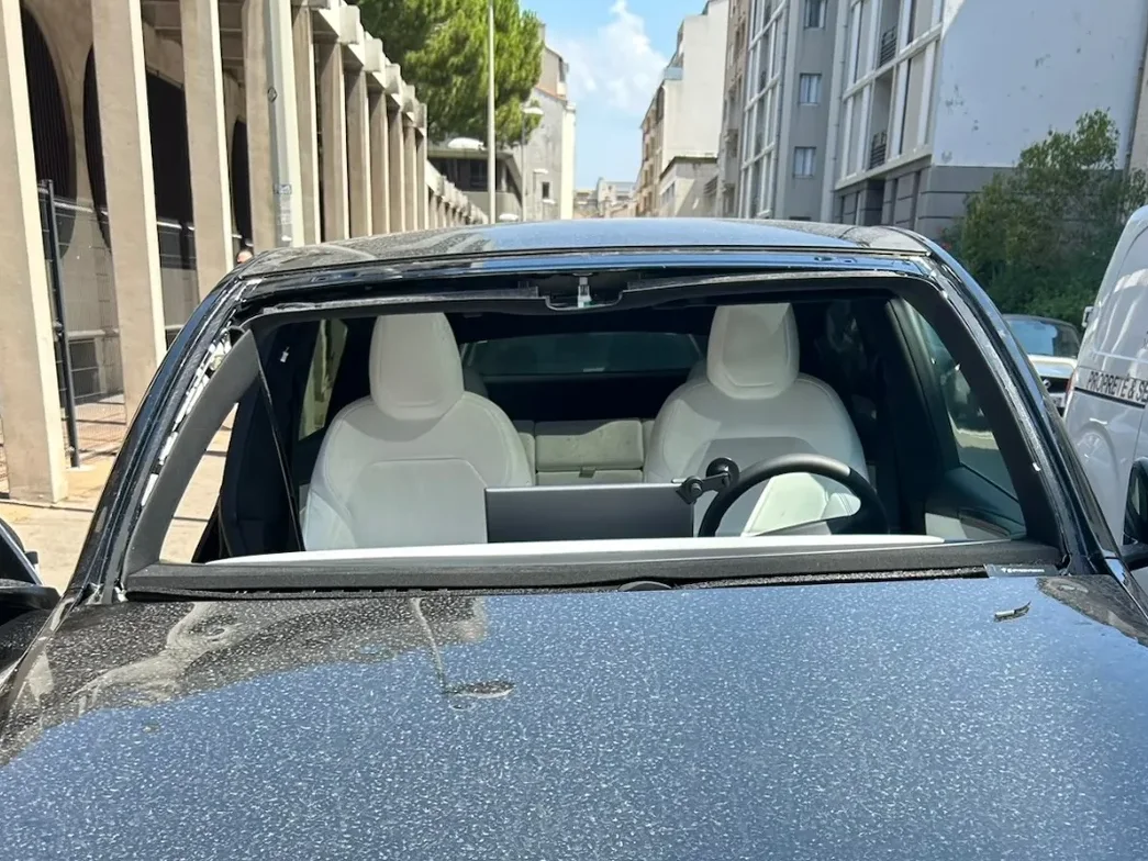 Dépose du pare-brise d'une Tesla noire en intervention mobile Pare-Brise 30 Dépose du pare-brise d'une Tesla noire en intervention mobile Pare-Brise 30