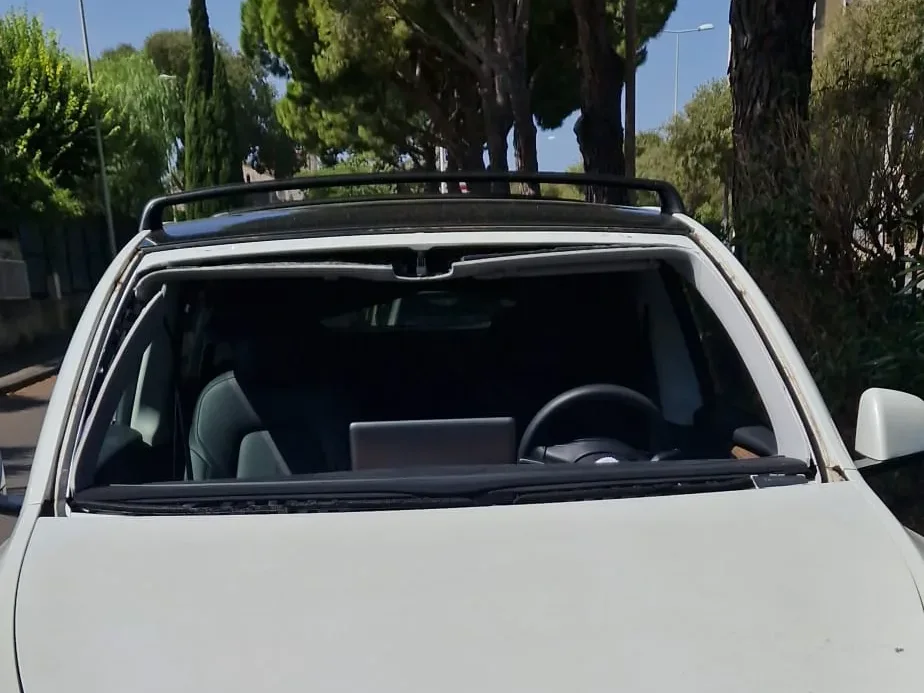 Tesla Model Y avec pare-brise brisé avant remplacement à domicile par Pare-Brise 30 Tesla Model Y avec pare-brise brisé avant remplacement à domicile par Pare-Brise 30